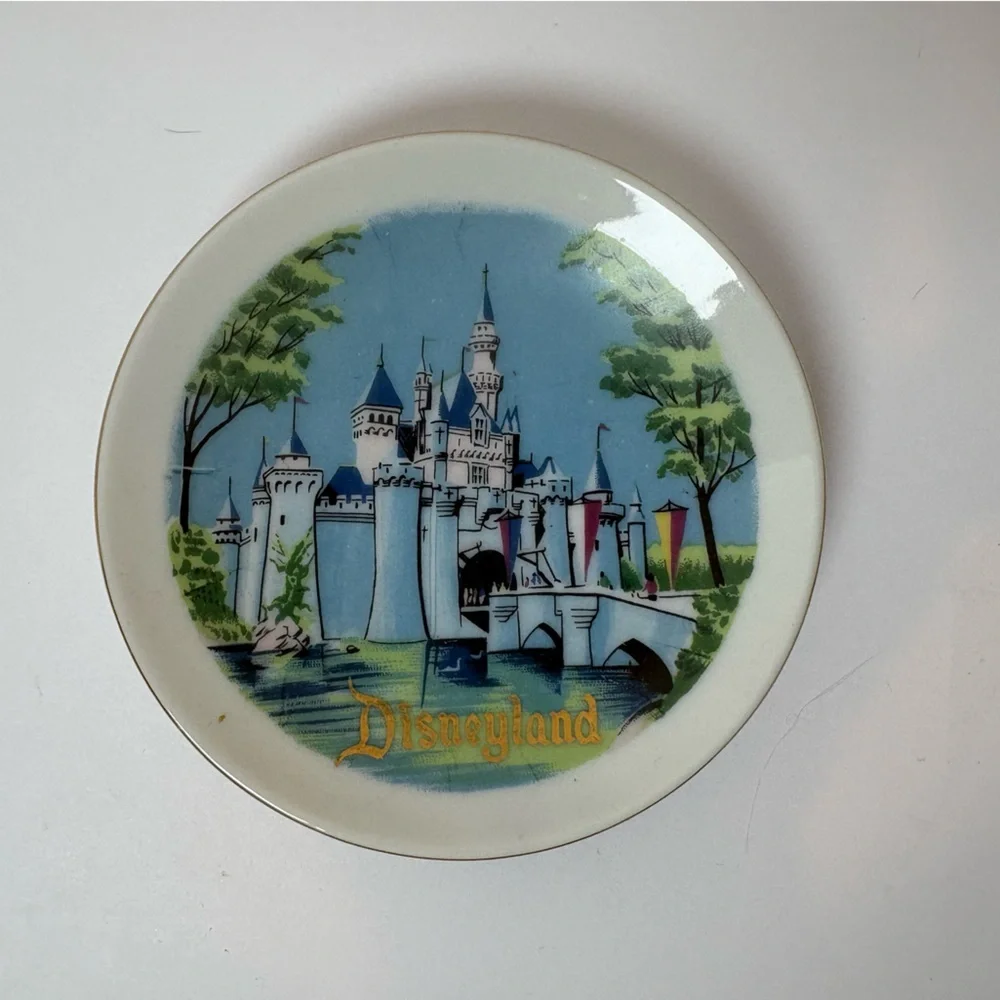 Disney Disneyland VTG souvenir plate featuring  Sleeping Beauty’s Castle